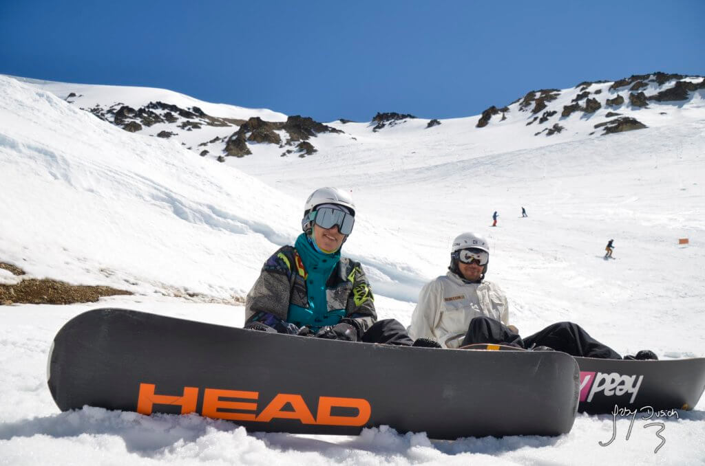 Pose en la nieve de snowboarders por Gaby Dusich